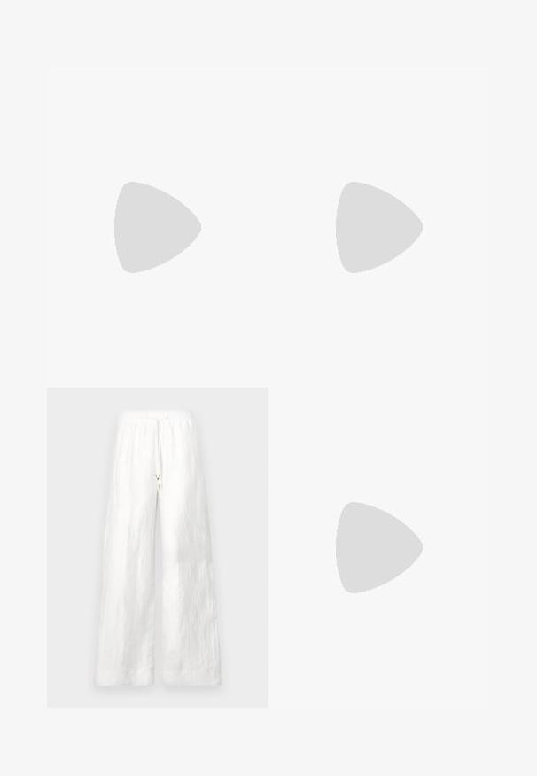 Hosszú ujjú felső átlátszó anyagból, barna és bézs absztrakt mintával sárga akcentusokkal. Kerek nyakkivágással és testhezálló sziluettel.; Fehér vászon, széles lábmegoldású nadrág, rugalmas derékkal és zsinórral. Simább textúrával és laza fazonnal rendelkezik. Nincsenek látható zsebek.; Arany színű, csúszásmentes szandál három vízszintes pánttal. Lapos talp és sima anyagtextúra, nyitott orral. ; Fekete napszemüveg téglalap alakú kerettel, sötét lencsékkel, fényes felülettel és diszkrét arany díszítéssel a száraknál. Könnyű anyagból készült.; Barna és sárga színű, téglalap alakú, két füles táska, textúrált felülettel, látható varrásokkal és márkacímkével.