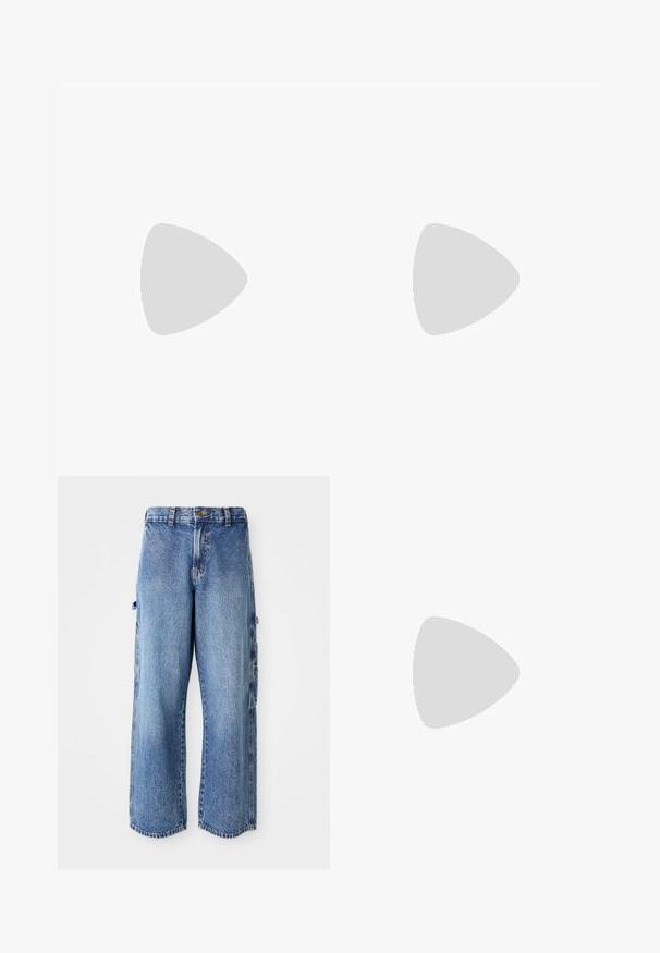 Hvid bomulds t-shirt med et rundt logo på brystet. Rund halsudskæring, korte ærmer, afslappet pasform, med røde og sorte accenter.; Lyseblå denim cargo-bukser med vid pasform, der har sidelommer, en slidt tekstur og en let flossed kant.; Sorte lædersneakers med hvide snørebånd, der har et kontrasterende hvidt logo og syninger. Designet inkluderer en robust gummisål og en slank silhuet.; Fem sølvringer: en med en sort cirkulær detalje, en med et hvidt og sort geometrisk mønster, og de andre med forskellige former og overflader.