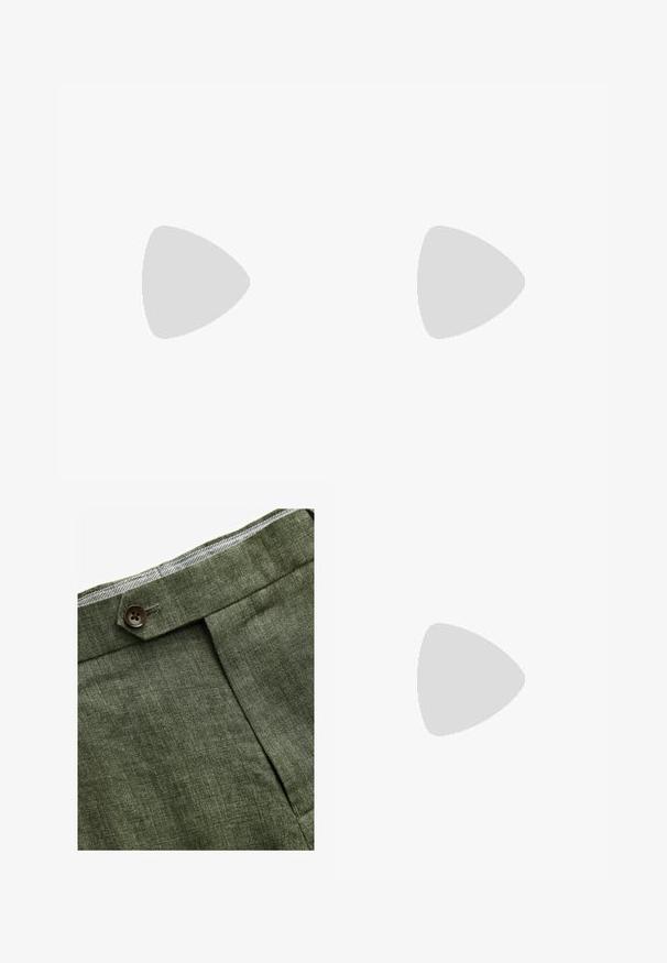 Polo tričko v svetlom modrom bavlnenom prevedení, s kontrastným golierom v námorníckej modrej, dvojtlačidlovou légiou a malým logom na hrudníku.; Olivové ľanové nohavice s predným záhybom, so zapínaním na gombík a kontrastnou kockovanou podšívkou na pase.; Čierne syntetické poltopánky s výrazným prešitým predným detailom, vycpanou vnútornou stielkou a plochou gumovou podrážkou; elegantný dizajn s minimálnym zdobením.; Zlaté slnečné okuliare s kovovým rámom a tmavozelenými šošovkami v aviator štýle, s úzkymi ramenami a mramorovými akcentami na koncoch.