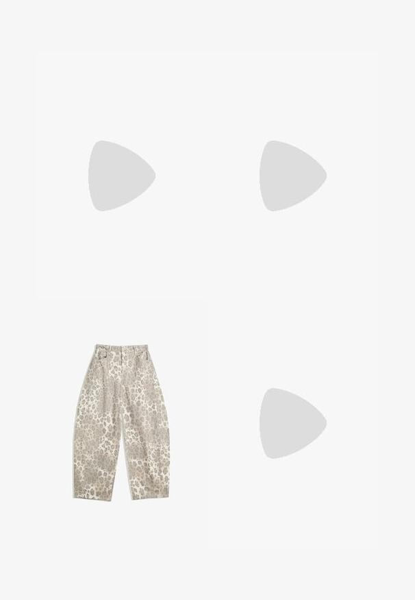 Lichtgrijs shirt met lange mouwen, met een aansluitend ontwerp, textuurstof en een klein groen bijenlogo op de borst.; Leopardprint broek in een lichtbeige kleur, met een hoge taille, brede pijpen en twee voorkruiszakken. Gemaakt van een soepel materiaal.; Beige sportieve schoen met zwarte strepen, gumrubberen zool en zwarte accenten. Beschikt over een gladleren bovenkant en een ronde neusdesign.; Grijze zonnebril met een slank, lichtgewicht kunststof montuur. Beschikt over getinte grijze lenzen en textuuraccenten aan de zijkanten voor extra grip.; Zwarte en zilveren adidas-handtas met een gladde textuur, voorzien van een glanzend gestofd patroon en een onderscheidend gebogen ontwerp.