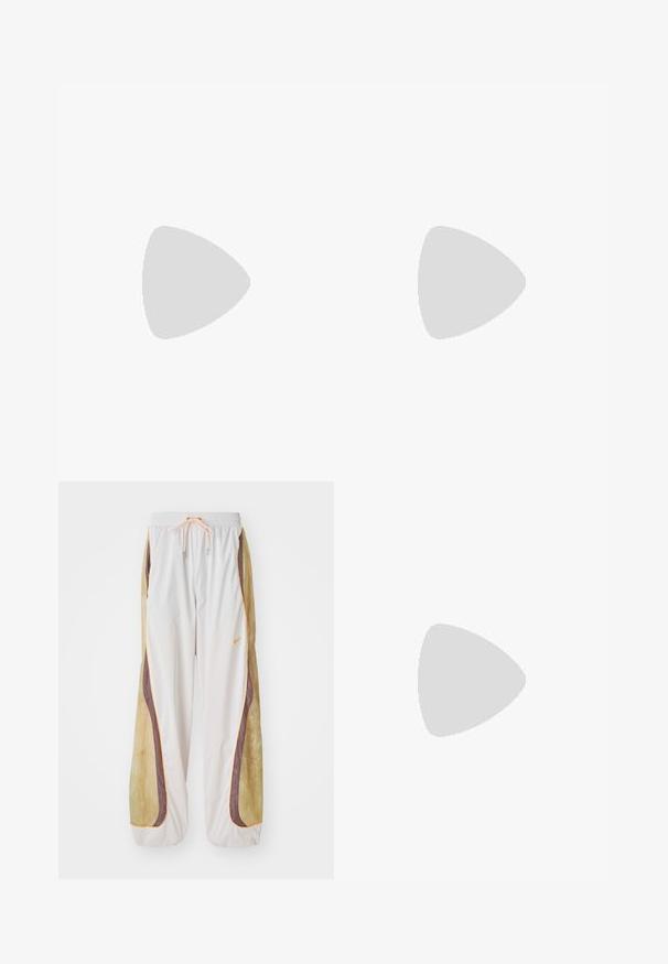 Maglietta di cotone nera con maniche corte, con una grafica blu chiaro di una persona che tiene una valigetta e la scritta "KIDSUPER STUDIOS GET UP, GET GOIN'."; Pantaloni da tuta bianchi leggeri con vita elastica, coulisse arancione e pannelli laterali gialli e viola a contrasto. Texture liscia.; Sneakers Nike Air Max 90 in beige e nero, realizzati con materiali in mesh e pelle, con ammortizzazione visibile e lacci neri.; Felpa in pile marrone con zip a quarto e logo ricamato, abbinata a una borsa a tracolla rotonda nera con zip e dettagli del logo, indossata sopra dei jeans.