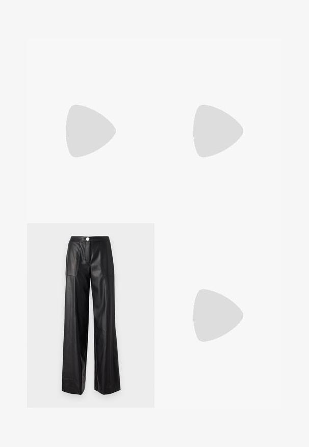 Wit langslib T-shirt gemaakt van zachte stof, met een ronde halslijn en een getailleerde pasvorm. Minimalistisch ontwerp zonder patronen of accenten.; Zwarte leren wijde broek met voorzakken, een vlakke voorkant en zichtbare stikdetails. Bevestigd met een zilveren knoop in de taille.; Zwarte leren laars tot de knie met een lage blokhak, een decoratieve gouden gesp rond de enkel en een trekriem aan de bovenkant.; Zwarte leren rugzak met een klepsluiting, voorvak, zijvak met ritssluitingen en een handvat aan de bovenkant. Met logo-details aan de voorkant.