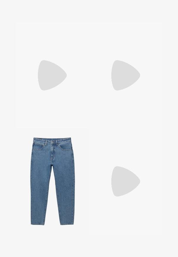 Bomuldsstof, hvid farve, glat tekstur med subtile folder og krøller. Jævn overflade, let reflekterende, uden mønstre eller accenter.; Blå denimjeans med lige ben, fem lommer og lynlås. Har synlige syninger og en falmet tekstur.; Hvide lædersneakers med perforeringer, rund tå, flad sål og tykke snørebånd, med et synligt swoosh-logo og "AIR" på hælen.; Sort stof sling rygsæk med en glat overflade, som har en buet design, lynlåslomme og et hvidt logo på forsiden.