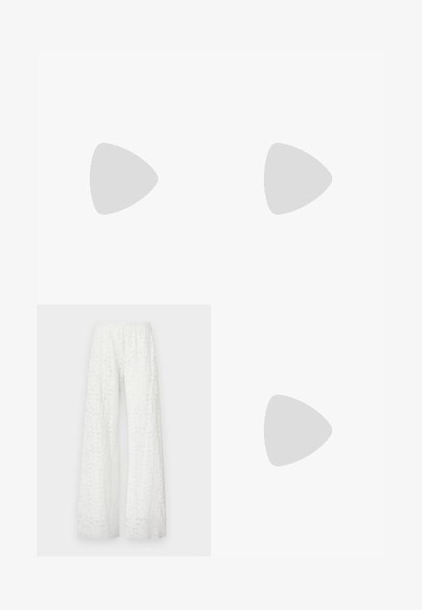 Zeleni cvjetni kratki rukav vrh s velikim listnatim uzorcima na bijeloj pozadini, izrađen od laganog, rastezljivog materijala.; Bijele hlače širokih nogavica s elastičnom gumicom u struku, s teksturiranim, cvjetnim čipkastim uzorkom kroz cijelu tkaninu.; Crne kožne baletanke s zaobljenim vrhom, glatke teksture, minimalnim detaljima šavova i fleksibilnim dizajnom potplata.; Zlatne naušnice-krugovi s zakrivljenim, nepravilnim oblikom i glatkom, poliranom teksturom. Nema vidljive mehanike ili detalja.