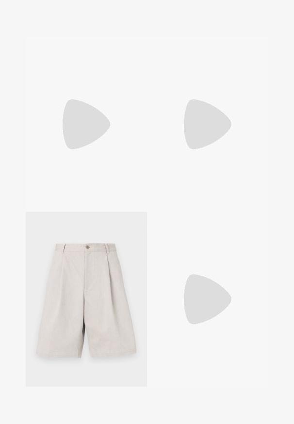 T-shirt a maniche corte grigio scuro con scollatura a V. Realizzato in tessuto morbido con una vestibilità comoda e cuciture a contrasto lungo il collo e le maniche.; Bermuda in lino grigio chiaro con un design a gamba larga, caratterizzato da una chiusura frontale con bottone e pieghe sottili per un tocco di texture in più.; Scarpe doppie monk in pelle nera con punta arrotondata e fibbie argentate. La texture liscia e il tacco piatto offrono stabilità.; Borsa a tracolla in tela verde con dettagli in pelle marrone, tracolla regolabile e hardware in argento. Chiusura a pattina con dettagli a fibbia.