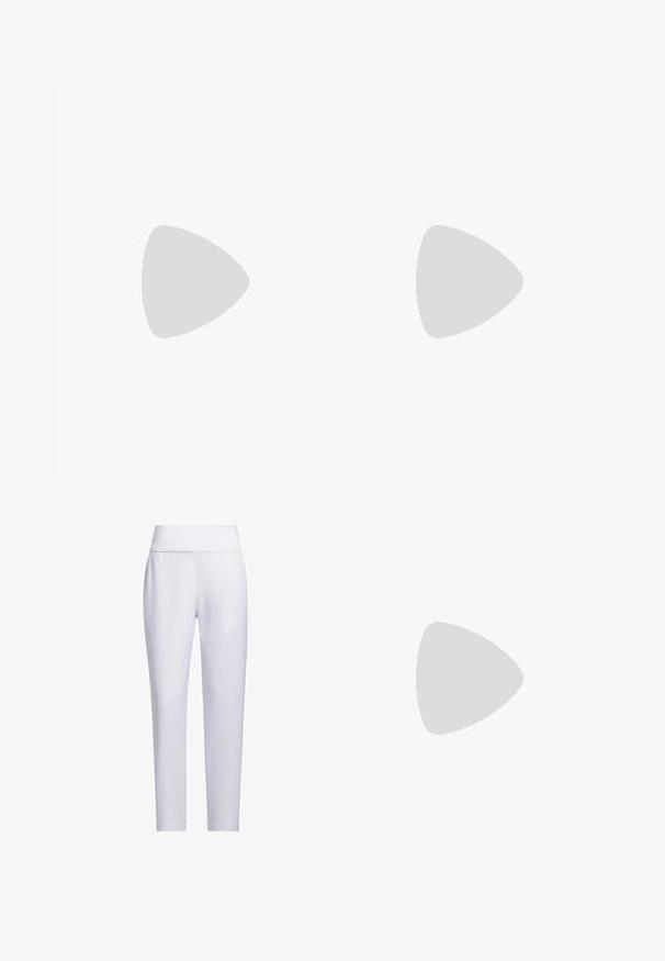 Bílá polo košile s límcem, krátkými rukávy, zapínáním na pět knoflíků a kostkovaným vzorem uvnitř límce. Má malé logo na lemu.; Bílé, tvarované kalhoty s širokým pasem, hladkým povrchem a bez viditelných kapes nebo vzorů, s tapered nohavicemi.; Černá sportovní bota s bílými pruhy, texturovaný svršek, kulatá špička a bílá gumová podešev s malými hroty pro lepší přilnavost.; Černá kožená křížová taška se zlatým kovovým akcentem a nastavitelným popruhem, s hladkou texturou a zakřiveným tvarem.