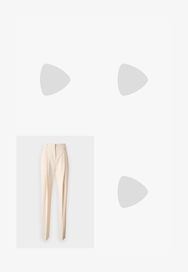 Sort t-shirt med blomstermønster i hvidt omrids, med korte ærmer og rund hals. Fremstillet af bomuldsstof med en glat overflade.; Beige skræddersyede bukser med en glat tekstur, der har en let taperet ben, frontfolder og en lille guldaccent.; Sort læderknehøj støvle med spids tå og kraftig høj hæl, vist i venstre sideprofil på hvid baggrund.; Hvid lædertaske med en buet form, der har et præget "CK"-logo på fronten og en enkelt skulderrem. Lynlåslukning i toppen.