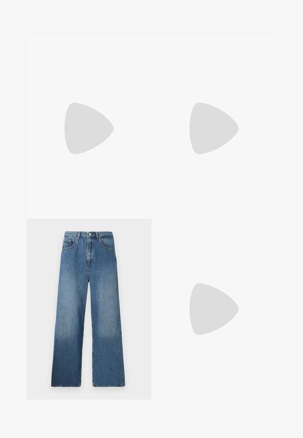 Marineblaues Baumwoll-T-Shirt mit kurzen Ärmeln, das ein breites weißes Band über der Brust aufweist, auf dem "GCDS" in großen marineblauen Buchstaben gedruckt ist.; Breite blaue Denim-Jeans mit klassischem Fünf-Taschen-Design, Knopfverschluss vorne und leichtem Verblassen für Textur.; Weiße Sneaker mit Wildlederelementen, runder Zehenpartie, flachen Schnürsenkeln und einer cremefarbenen Gummisohle. Mit grünen Markenlogo am Fersenbereich.; Schwarze Leder-Umhängetasche mit strukturiertem Finish, metallischen Hardware-Details, verstellbarem Riemen und einem Deckelverschluss mit Schnallenakzenten.