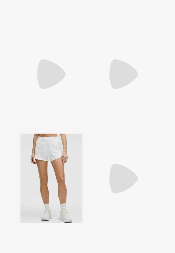 Črn dolg rokav krojen top, v kombinaciji s prilegajočimi temno sivimi legicami. Top ima preprost dizajn; legice imajo stranske šive in gladko teksturo.; Beli športni kratki hlače z gladko teksturo, elastičnim pasom in stranskimi žepi, v kombinaciji z belimi supergami in nogavicami do gležnjev.; Črne športne čevlje z zračnim mrežastim zgornjim delom, oblazinjenim ovratnikom in podplatom s številnimi izrezi za prožnost.; Prozorni zaščitni očala z lahkim, prozornim okvirjem in sivo obrobo. Imajo zasnovo, ki se ovija okoli oči, ter nastavljiv nosni del.