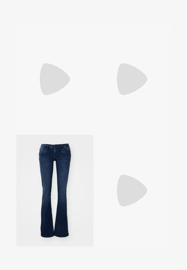 Svart långärmad topp med en V-halsdesign och spetsdetaljer vid halsringningen. Slät textur med en figurnära silhuett.; Mörkblå utstickande jeans tillverkade av denim, med framfickor, knappstängning och en slät yta.; Svart balettballerina i läder med dekorativa silvernitar. Har ett band över foten och en rundad tådesign.; Silverfärgade hoopörhängen med en slät, polerad yta. Rund form och säker klickstängning. Lättviktig design som passar för vardagligt bruk.