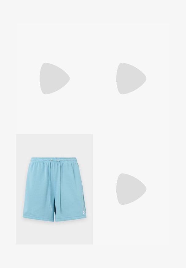 Canottiera bianca in cotone con scollo rotondo e spalline larghe. Texture liscia, senza motivi, design pulito e etichetta di marca sul colletto.; Pantaloni sportivi azzurri chiaro realizzati in morbido tessuto, con vita elastica e lacci, e un piccolo logo bianco sul davanti.; Sneaker gialli e bianchi realizzati in suede e pelle, con lacci rotondi, design a basso profilo e suola in gomma testurizzata.; Borsa per laptop in pelle marrone con superficie texturizzata, doppi manici superiori, cinturino regolabile e due fibbie frontali per un tocco di originalità.