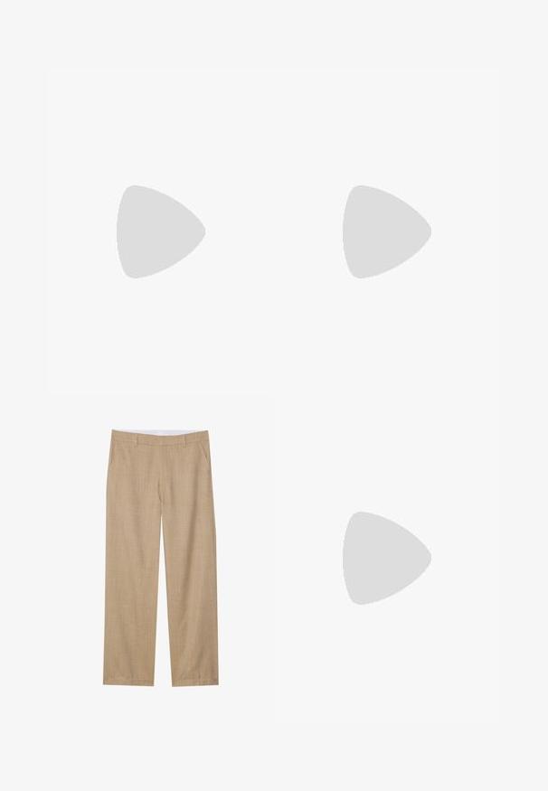 Geel katoenen T-shirt met een ronde hals, korte mouwen en een bedrukt logo op de linkerborst, met een gladde textuur en een casual design.; Beige op maat gemaakte broek met een subtiel ruitpatroon, gemaakt van lichte stof, met zijzakken en een rechte pijpdesign.; Zwarte instap sneaker met een ademende mesh bovenkant, ronde neus en een gevoerde rubberen zool. Bevat een logo aan de zijkant.; Zwarte zonnebril met bruin getinte lenzen; rechthoekige vorm met een dikke rand, inclusief subtiele hardware accenten op de veertjes.; Zwarte lavastenen armband met ronde kralen met een gestructureerd oppervlak, aangevuld met een klein metalen rechthoekig accent.