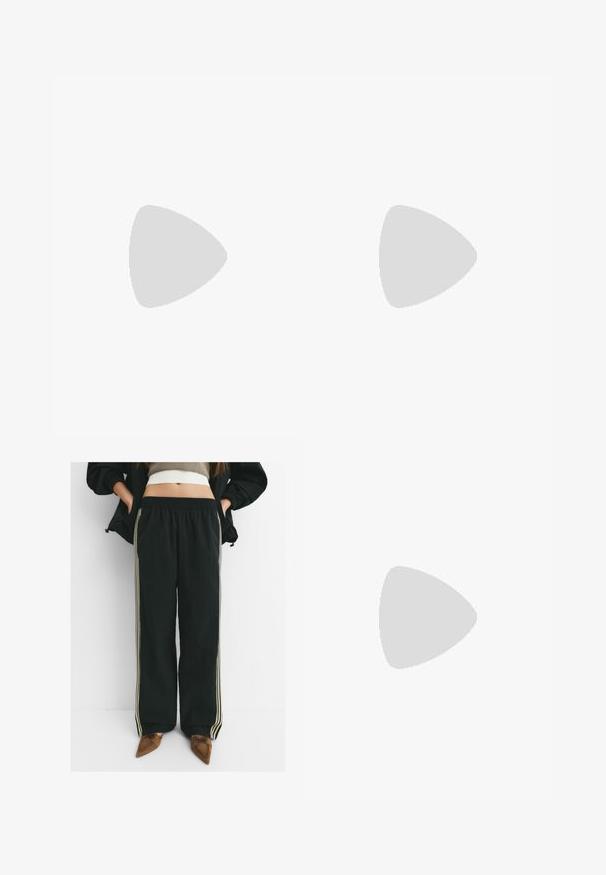 Felpa con cappuccio nera a maniche lunghe realizzata in materiale leggero, con tasca a marsupio frontale e cappuccio con lacci e dettagli a contrasto.; Pantaloni jogger neri, larghi, con vita elastica e tasche laterali, caratterizzati da strisce a contrasto di un beige chiaro lungo le gambe.; Sneaker in suede nera con dettagli bianchi, dotate di un logo dorato. Indossate con jeans di denim azzurro e posizionate su una superficie blu testurizzata.; Borsa in pelle beige a forma di hobo, con borchie in metallo argentato di varie dimensioni sulla superficie esterna e una chiusura zip a contrasto.