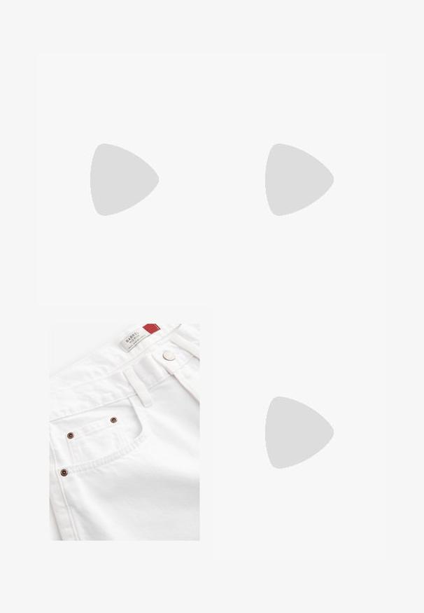 Črtasta kratkodlana pulover v temno sivi in kremni barvi, z okroglim izrezom in sproščenim krojem. Mehak pleten z običajno teksturo z vodoravnimi črtami.; Bele hlače iz belega jeansa s srednjim pasom, petimi žepi in kovinskimi dodatki v bakreni barvi. Teksturna tkanina z našitimi podrobnostmi.; Črne lakirane slingback čevlje s koničastim nosom, izrezanimi stranicami, nastavljivim gležnjarjem in tankim, elegantnim peto.; Črne pravokotne sončna očala z temnimi lečami, sijajna površina, široka ročaja in masiven okvir. Vgravirano ime blagovne znamke na eni ročaji.; Zlata digitalna ura s pravokotnim okvirjem, LCD zaslonom, jeklenim pasom in gumbi na strani. Ima oznako o vodoodpornosti.