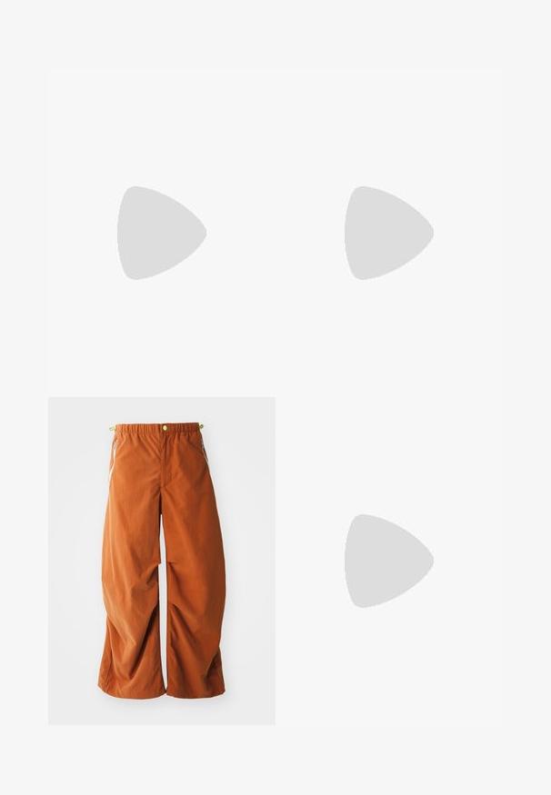 Tricou negru cu mânecă scurtă, având o suprafață texturată, cu un design geometric, guler rotund și o croială lejeră.; Pantaloni portocalii cu croi larg, cu un tiv elastic, buzunare laterale cu fermoar și o țesătură lejeră și texturată, concepuți pentru confort și mobilitate.; Adidașii Nike Air Max 90, în nuanțe de bej și negru, sunt realizați din materiale din plasă și piele, cu amortizare vizibilă și șireturi negre.; Geantă de umăr neagră, cu un compartiment principal cu fermoar, buzunar frontal, curea ajustabilă și un logo vizibil pe capac.