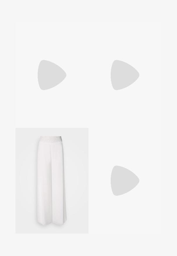 T-shirt beige a maniche corte con design a stampa leopardata, dotato di un collo rotondo e un piccolo logo dorato sulla parte anteriore.; Pantaloni bianchi a gamba larga con una cintura argentata texturizzata, caratterizzati da un tessuto morbido e un design fluido. Adatti per diverse occasioni.; Mule in pelle nera con punta appuntita e tacco stiletto basso. Texture liscia, design minimalista e schienale aperto per una facile indossabilità.; Borsa a tracolla in pelle bianca con forma curva, dotata di un logo "CK" impresso sul davanti e una singola tracolla. Chiusura a zip nella parte superiore.