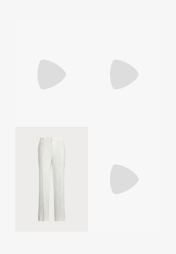T-shirt bianco a maniche corte realizzato in cotone. Presenta un collo rotondo, una vestibilità rilassata e una texture liscia. Design semplice senza motivi o accenti.; Pantaloni bianchi in lino con un design a gamba dritta, caratterizzati da una vita piatta, due tasche laterali e un tessuto leggermente strutturato.; Sandal in cuoio bianco con suola piatta, design con punta aperta e cinturino con fibbia laterale. Presenta dettagli a taglio lungo i lati.; Borsa a spalla in pelle marrone con due manici lunghi, forma rettangolare strutturata, texture liscia e dettagli di cucitura sottili.