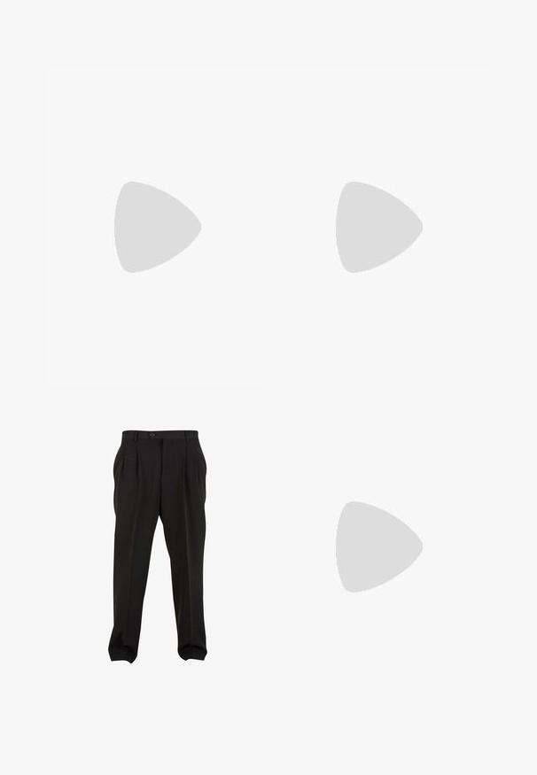 Twee katoenen t-shirts in het wit en zwart, met korte mouwen en ronde halsen, voorzien van een klein logo op de borst, met een soepele textuur.; Urban Classics DOUBLE  - Broek - black; Zwarte leren oxford schoenen met vetersluiting, ronde neus, platte rubberen zool en subtiele stiksel details langs het bovenwerk.; Zwarte zonnebril met rechthoekige montuur, grijs getinte glazen en een uitgesneden ontwerp bij de neusbrug. Strak, glanzend kunststof materiaal met smalle veren.