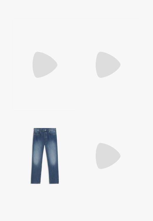 Svart kortermet t-skjorte laget av bomull med rund hals. Har en debossert "HUGO"-logo på forsiden. Glatt tekstur med sømdetaljer.; Denim jeans med stripemønster, middels blå farge, falmede områder, rett ben-kutt, fem lommer og metallknapplukking.; Hvite joggesko laget av teksturerte materialer med sømdetaljer, med snøring og en logo på tungen, brukt sammen med denimjeans.; Svarte rektangulære solbriller med mørkerøde linser, med matt finish og rødt logo på stangene. Solid plastinnfatning.