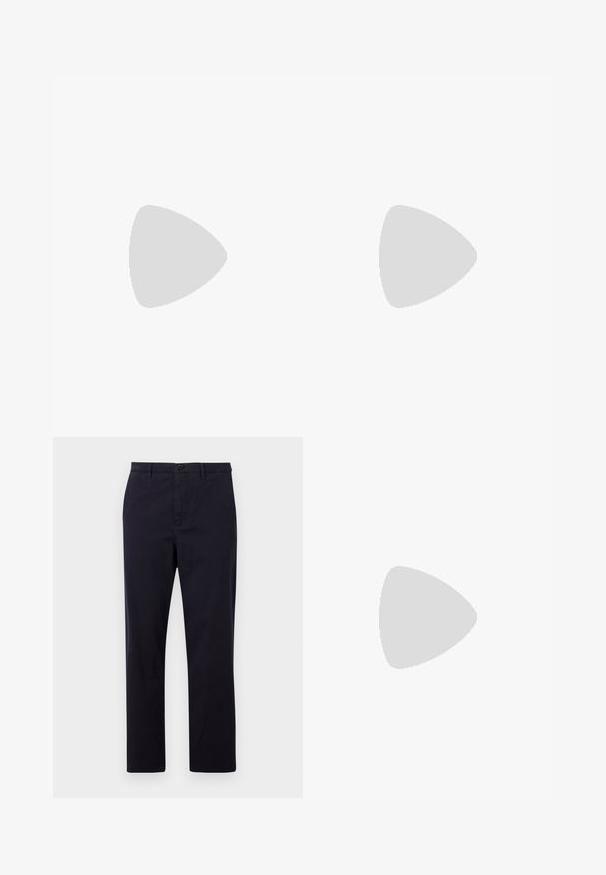 Polo en coton bleu vif avec un col classique, une patte de boutonnage à deux boutons et un petit design brodé sur la poitrine.; PS Paul Smith TROUSER - Chino - dark blue; Baskets blanches avec des accents en daim, bout arrondi, lacets plats et semelle en caoutchouc crème. Présente une marque verte sur le talon.; Collier en perles multicolores avec des perles bleu foncé, rouge et jaune, entrecoupées d'accents en argent et d'un charme pendentif.