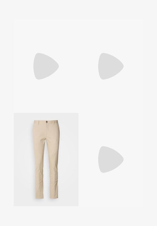 Trzy t-shirty z okrągłym dekoltem w kolorze białym, jasnoszarym i czarnym. Wykonane z miękkiej bawełny, z krótkimi rękawami i luźnym krojem.; Beżowe spodnie bawełniane o slim-fit, z zapięciem na guzik, delikatną teksturą i standardowymi kieszeniami. Gładki design, bez wzorów czy akcentów.; Czarne skórzane mokasyny z zaokrąglonym noskiem, posiadające przeszywany wzór, niską platformę oraz teksturowaną, gumową podeszwę z bieżnikiem.; Okulary przeciwsłoneczne Ray-Ban z zielonymi soczewkami, czarnymi plastikowymi oprawkami i złotymi akcentami na krawędziach. Kwadratowy kształt z matowym wykończeniem.