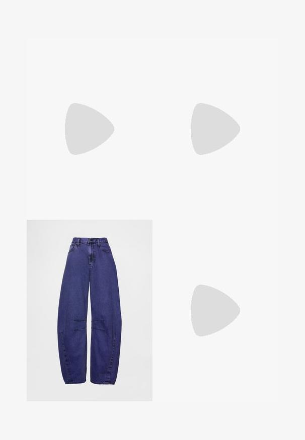 Svart langermet crop topp laget av bomull med rund hals og hvit brodert "GAP" logo på brystet. Glatt tekstur.; GAP PURPLE BARREL - Baggy jeans - blue iris; Burgunderrød lakk lær ballettleilighet med rund tå, liten sløyfe foran og en lav, svart gummisåle. Glatt tekstur.; Burgunderfarget patentlær crossover-veske med rektangulær form, to stropper, sølvfarget hardware og klaffelukking.