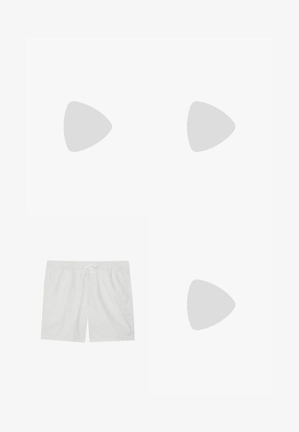 Hvit bomull t-skjorte med korte ermer, rund hals og et lite, lysfarget kvadratlapp på venstre bryst.; Hvite bomullsshorts med elastisk midje og snor, med to sidelommer og rene linjer, som tilbyr et enkelt design.; Hvit lær sneaker med preget mønster, teksturert hvit mellomsole og svart hælakkent. Har rund tå og flate lisser.; Svart budveske laget av glatt materiale, med en klaff som kan legges over, sølvfarget spenne og en justerbar skulderrem.