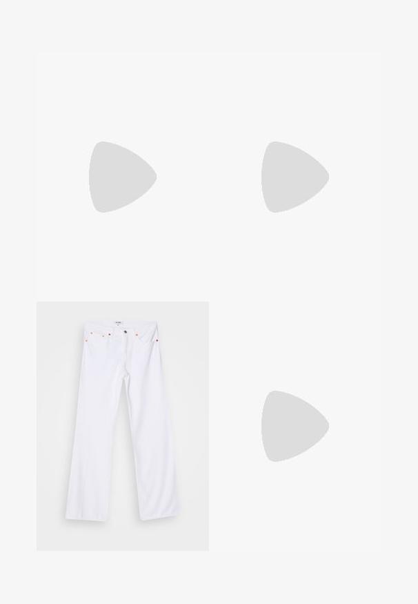 Blå mønstret camisole-top med hvid blomstermotiv, der har tynde skulderstropper og en trekantet kant med detaljeret kantdekoration.; Hvide denim flared jeans med orange syninger, fem lommer og metallukning. Overfladen har en glat, let struktureret finish.; Hvid flip-flop med en tekstureret sål og to tynde stropper. Stroppene er glatte med subtil branding. Ingen mønstre eller yderligere elementer.; Sølvfarvet tørklæde lavet af et blødt, struktureret stof. Har en knyttet midte og forlængede, spidse ender med en subtil glans.; Vævet stråhåndtaske i fanform, med hvide læderdetaljer og runde håndtag. Har en struktureret overflade og en lynlåslukning.