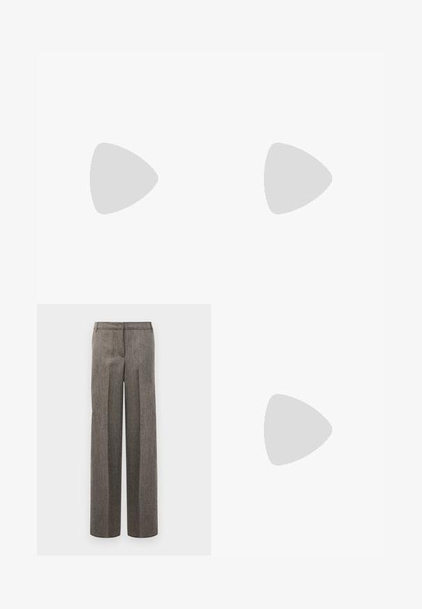 AERON SHORT SLEEVED - Camiseta estampada - creme; Pantalones grises con un diseño a medida, piernas anchas y una textura suave, que presentan una parte delantera plana y cinturilla con pasadores.; Zapato de tacón alto de cuero negro con puntera afilada y un tacón redondeado y abombado. Textura suave con un diseño elegante y minimalista.; THEMOIRè DHEA STRAW - Bolso de mano - shell; Pendientes de aro con anillos entrelazados de oro y plata, con un acento de circonita cúbica clara y una banda texturizada en uno de los anillos.