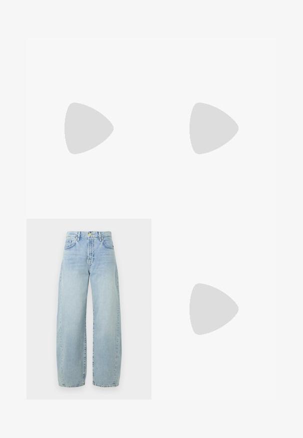 Zwarte gerimpelde jurk gemaakt van textuurstof, met meerdere lagen en een geraffineerde halslijn, die een volumineuze silhoeet creëert.; Lichtblauwe denim wijde jeans met een hoge taille, lichte vervaging, vijf zakken en gouden hardware. De zoom is recht en onafgewerkt.; Zwarte leren hoge hak schoen met een spitse neus, enkelbandje en een dunne hak. Gladde textuur met een gouden accent op de hakbasis.; Zwarte leren handtas met een gouden kat-vormige handgreep, voorzien van een voorflap, verstelbare schouderband en logo-detail aan de onderzijde van de voorkant.
