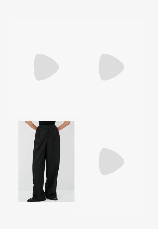 Karen by Simonsen DANDYKB  - T-shirt - bas - tuffet; Svarta vida byxor med hög midja, veckad design och slät tyg. Har sidofickor och är kombinerade med svarta skor.; Svart gummislip-in sandal med ett texturerat rem och enkel platt sula, visas från sidan på en enkel ljus bakgrund.; Guldmetallbågar solglasögon med gröna linser, rund form, tunna templer och vita plastdetaljer på ändarna av bågarna.