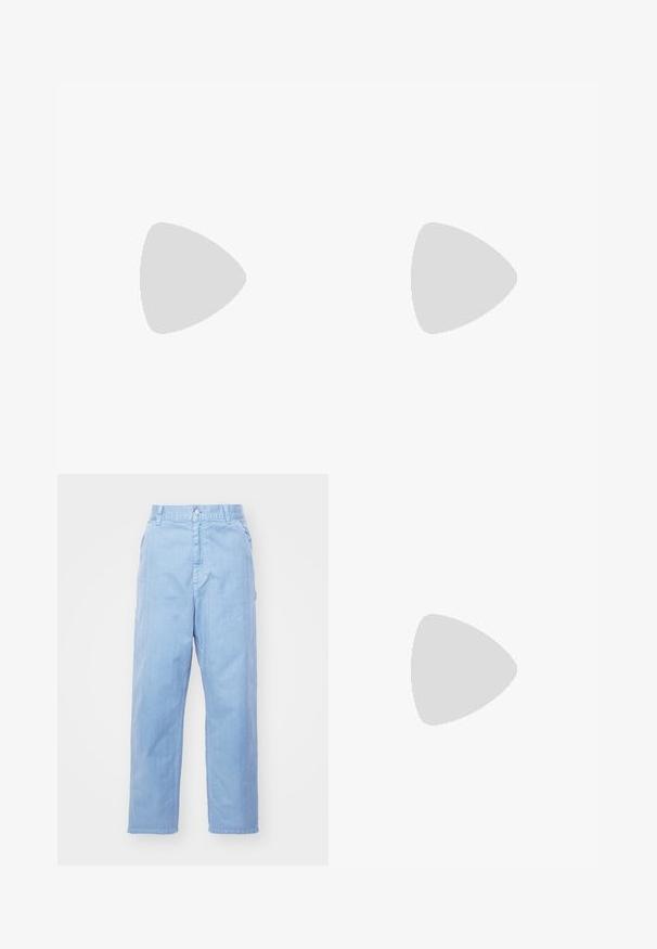 Ellesse CAMPOFELICE - T-shirt imprimé - pink; Pantalons en denim bleu clair avec une coupe droite, fermeture à bouton et poches avant. Le tissu a une texture subtile avec une finition lisse.; Baskets Nike blanches et argentées avec tissu en maille, accents réfléchissants et semelle beige. Portées avec des chaussettes noires, se tenant sur une surface bleue.; Collier en chaîne en argent avec un design de maillons plats ronds et lisses. Présente une finition brillante et mesure environ 50 cm de longueur.