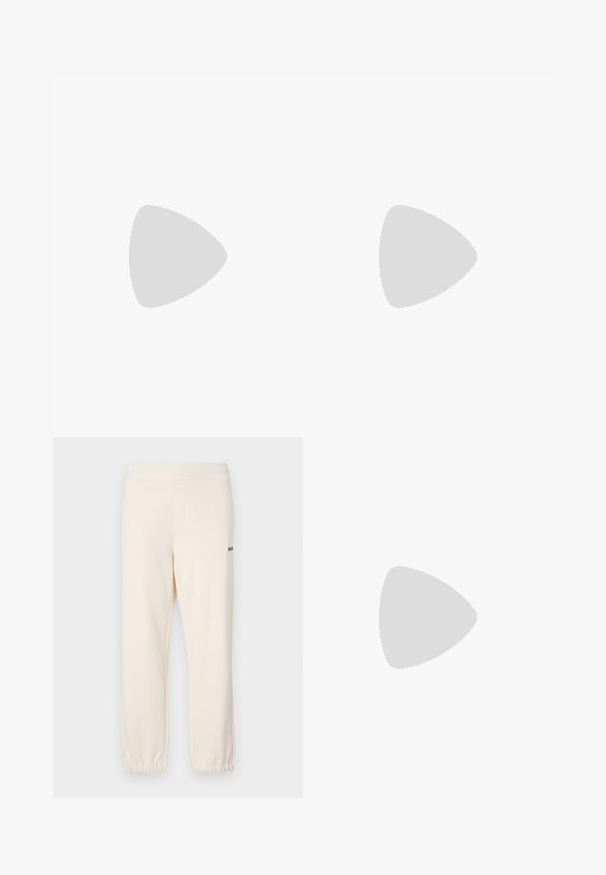 Weißes, tailliertes T-Shirt aus Baumwolle mit Rundhalsausschnitt und kurzen Ärmeln. Das Etikett am Halsausschnitt trägt die Aufschrift "BALMOHK". Einfaches und schlichtes Design.; Cremefarbene Jogginghosen mit elastischem Bund und Bündchen, mit seitlichen Taschen und einem kleinen schwarzen Logo auf der Rückseite.; Weiße Sportschuhe mit strukturierten Überzügen, einer dicken Sohle und grauen Akzenten. Tragen mit weißen Crew-Socken und grünen Shorts auf einer blauen Oberfläche.; Schwarzer Zugbeutel mit großem weißen Nike-Logo. Hergestellt aus leichtem Stoff mit glatter Oberfläche und runder Form.