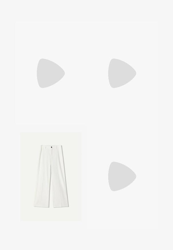 Brun halterneck-top med en dyb V-udskæring og samlet stof ved brystet, parret med løse, lyse grå cargo-bukser med justerbare talje-snore.; Hvide bukser med bred ben i glat stof, der har en front knaplukning og plisserede detaljer. Flad frontdesign, ingen synlige lommer.; Brune ruskinds højhælede sandal med åben tå, justerbar ankelrem og en stribet plade sål.; Mørkebrunt læderhandbag med en kurvet form, lynlåslukning og et kort håndtag. Har metalhardware og dekorative sorte knapper på siden.