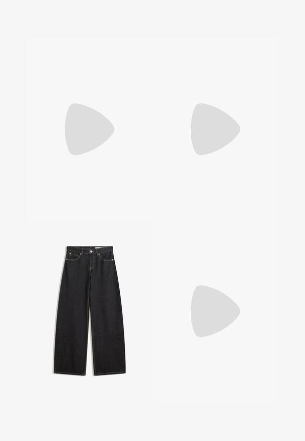 Olijfgroen, lichtgewicht tanktop met een V-hals en dunne verstelbare schouderbanden. Glad textuur met een subtiele glans en minimale stikdetails.; Zwarte wijde spijkerbroek met een hoge taille, vijf zakken, contrasterende stiksels en een knoopsluiting. Gladde textuur met een klassieke snit.; Zwarte leren puntige pump met een enkelbandje en een chunky hak. Vlakke textuur, strakke vormgeving en minimalistische esthetiek.; Zwarte leren hobo tas met een gladde textuur, kromme vorm en een enkele verstelbare schouderband; heeft een brede opening aan de bovenkant.