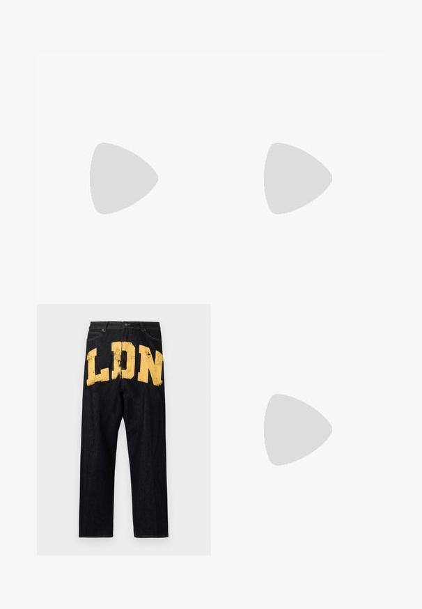 Urban Classics TERRY BOXY - Tricou basic - softseagrass; Jaded London DOUBLE SIDED COLOSSUS UNISEX - Blugi largi - black; Adidașii Nike Air Max 90, în nuanțe de bej și negru, sunt realizați din materiale din plasă și piele, cu amortizare vizibilă și șireturi negre.; Ochelari de soare rectangulari negri cu finisaj mat, lentile întunecate și detaliu subtil al logo-ului pe lateralul ramei. Design unghiular unic.