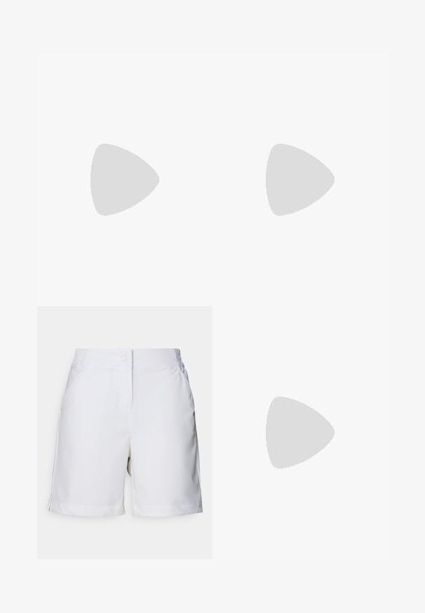 Námořnická modrá polo trička s krátkými rukávy, vyrobená z texturované pleteniny ve stylu kabelu, s knoflíkovým límcem a malou logovou ozdobou blízko spodního lemu.; Bílé šortky vyrobené z lehkého materiálu, s hladkým povrchem, elastickým pasem a bočními kapsami, s jednoduchým designem.; Bílé sportovní boty s hladkým texturovaným svrškem, perforovaným designem, gumovou podrážkou a béžovým detailem na patě.; Hnědá kožená kabelka přes rameno se zakřiveným tvarem a zlatými kovovými detaily. Modelka má na sobě krémový svetr s pleteným vzorem a modré džíny.