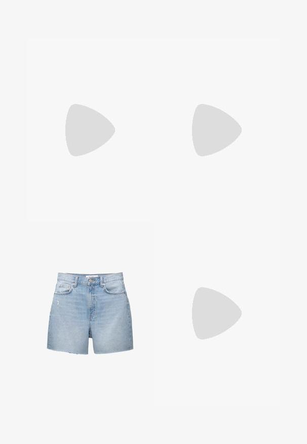 Hosszú ujjú fehér sportpóló cipzáros gallérral. Zökkenőmentes dizájn és testhezálló fazon jellemzi, amely alkalmas kültéri tevékenységekre.; Világoskék farmer sort, rojtos szegéllyel, öt zsebbel és gombos záródással. Az anyag enyhén kopott mosású és kissé kopott.; Fekete, térd fölé érő csizma sima bőrből, hegyes orral, tömbsarkával és V-alakú kivágással a tetején.; Sárga steppelt kabát magas gallérral és elülső zsebbel, fekete keresztpántos táskával, arany kiegészítőkkel. Kényelmes farmer alsó.