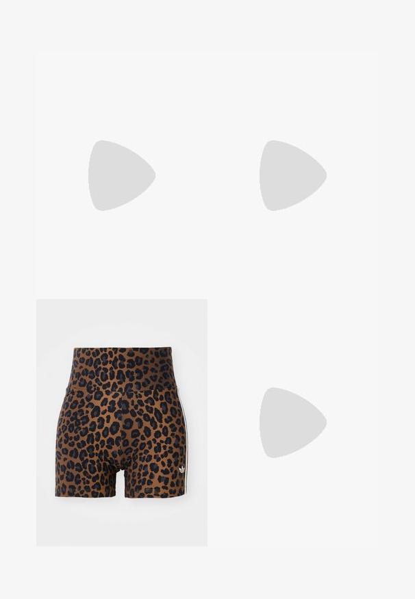 Pull en maille noir à manches courtes avec un motif en cable, col rond côtelé et un logo de la marque subtilement brodé sur la poitrine.; Shorts en imprimé léopard marron et noir, avec une taille haute et de subtils rayures blanches sur les côtés, fabriqués en tissu extensible.; Des chaussures plates blanches avec des bords et une semelle noirs, assorties à des chaussettes côtelées violettes claires avec des lanières blanches croisées. Placées sur un fond vert.; Lunettes rectangulaires oversize marron avec des verres clairs et une légère teinte rose sur le verre droit. Monture en plastique avec texture lisse.