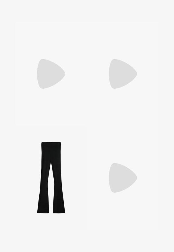Beige geribbelde crop top met brede bandjes, een ronde halslijn en een aansluitende taille. De textuur is glad, van een rekbare, lichte stof.; Bershka Broek - black; Zwarte gepatenteerde sandalen met hak en een vierkante neus, enkelbandjes en zilveren gespen. Heeft een stevige blokhak voor stabiliteit.; Zwarte leren handtas met een gladde textuur, rechthoekige vorm en twee lange handvaten. Geen zichtbare hardware of versieringen.