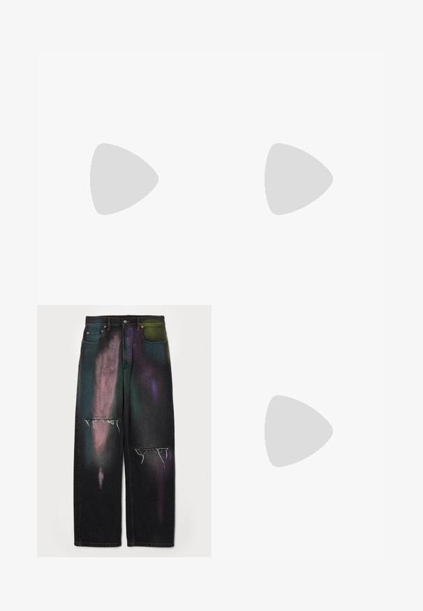 Camiseta de satén negra con escote en V y borde de encaje a rayas transparente a lo largo del escote y el dobladillo, con tirantes finos ajustables.; MM6 Maison Margiela PANTS 5 POCKETS - Vaqueros boyfriend - black; Mocasines de ballet de cuero negro con punta afilada, que cuentan con una correa con un cinturón metálico circular y una suela plana.; Tory Burch Gafas de sol - shiny gold-coloured; MM6 Maison Margiela JAPANESE CROSSBODY BAG - Bolso de mano - bracken