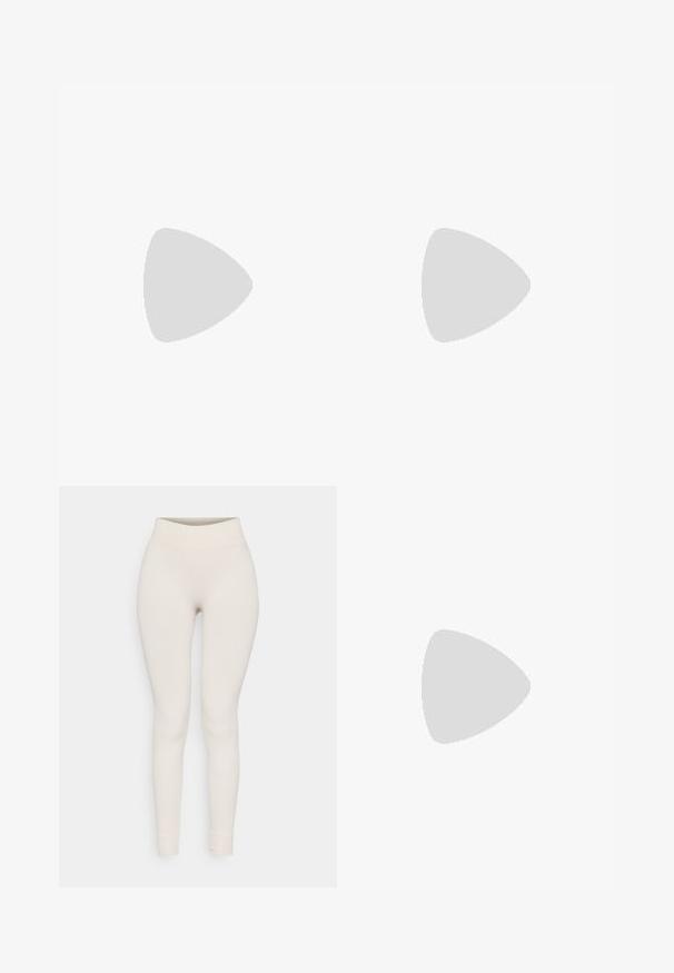 Du replikuoti liemenės juodos ir baltos spalvos. Abi turi kvadratinį iškirpimą, plonas petnešas ir minkštą, tekstūruotą audinį.; Ribotos legginsai smėlio spalvos, su aukštu juosmeniu ir prigludusia išvaizda. Lygi tekstūra, siaurėjantys antblauzdžiai ir apvaduoti kraštai.; Baltos platformos sportbačiai su lygiu odos primenančiu paviršiumi, apvalia forma, paminkštintu apykakle ir tekstūruotu guminiu padu su ryškiais protektoriais.; Bežinė rankinė, pagaminta iš minkštos medžiagos, turinti laisvą dizainą, siuvinėtas detalės ir dvi petnešos. Tinkama kasdieniam naudojimui.