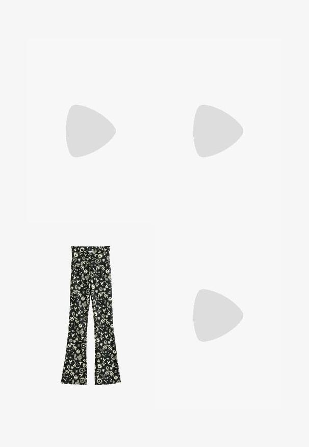 Top halter a zigzag blu e bianco con spalline incrociate regolabili e dettagli decorativi in perle sul collo. Materiale in crocheted traspirante.; Pantaloni neri a zampa d'elefante con un motivo floreale e a cuore bianco. Il tessuto ha una superficie liscia, con una vita arricciata nella parte anteriore.; Sandalo in denim con piattaforma intrecciata e tacco basso. Presenta cuciture decorative e un accento metallico sulla tracolla superiore.; Borsa bianca con superficie liscia e lucida, forma curva e una sola tracolla regolabile. Presenta un logo impresso sul davanti.