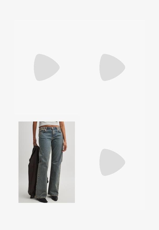 Stradivarius TIED HALTER  - Top - grey; Svetlo modri denim džins s sproščenim krojem, z naravno višino pasu, vidnim šivom in klasičnim dizajnom s petimi žepi. Prisotni so tudi črna obutev in temen jkt.; Športni čevlji z belim usnjenim zgornjim delom, sivim semišem na prstih in tremi črnimi črtami. Imajo modro logo na jeziku in teksturiran gumijast podplat.; Črna mini torbica s palčkami iz bleščic, z vozlanim teksturiranim trakom in srebrnima verigama. Okrogla oblika z nabranim vrhom in odsevnimi detajli.