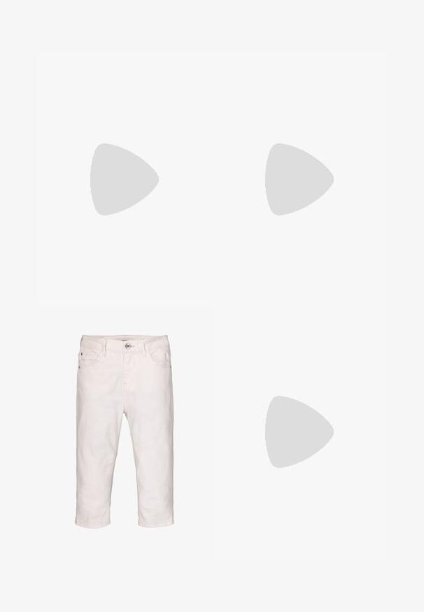 Beige Schulterfreies Oberteil aus weichem, leichtem Stoff. Hat ein drapiertes Design mit kurzen Ärmeln und einer glatten Textur.; Weiße Denim-Caprihosen mit Knopfverschluss, fünf Taschen und geradem Schnitt. Verfügt über eine leichte Textur und gesäumte Knöchel.; Braune, mit Absatz versehene Flip-Flop-Sandale mit einem schmalen Riemen und abgerundetem Zehensteg, der ein kleines goldfarbenes Akzent auf dem Fußbett aufweist.; Codello SUPERSOFTER SCHAL - Schal - white medium; Weißes Ledertaschenhandtasche mit geflochtenem Muster, langer Schultergurt, Reißverschluss und dekorativem Logo. Verfügt über Quastenakzente an den Enden.