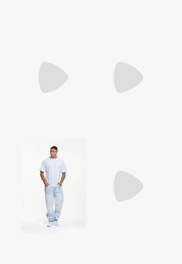 Camiseta de algodón negra con un gran estampado gráfico en blanco y negro de un rostro. Manga corta y un corte relajado con cuello redondo.; Camiseta de algodón blanca, de corte holgado, combinada con unos vaqueros de denim azul claro desgastados que presentan bordes deshilachados y salpicaduras de pintura negra.; Zapatillas deportivas plateadas y negras con parte superior de malla, suela acolchada, diseño de cordones y detalle de marca en el costado.; Reloj Guess con caja rectangular de plástico verde, correa de goma texturizada negra y múltiples esferas con números y acentos en negrita.