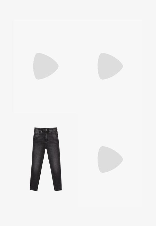 Rdeča polo majica iz bombaža s klasičnim ovratnikom, z gumbnico na tri gumbe in majhnim Levi's logotipom na levem prsnem delu. Kratki rokavi.; Črne jeans hlače imajo prilegajoč dizajn z visokim pasom, petimi žepi in subtilnim bledenjem za teksturo. Dokončane so z sprednjim gumbom.; Črne lakirane sandale s peto, kvadratnim prstom, trakovi okrog gležnja in srebrnimi zaponkami. Opremljene so s stabilno Debelo peto.; Črna usnjena torba s svilnato teksturo, pravokotne oblike in dvema dolgima ročajema. Brez vidnih metalnih delov ali okrasnih elementov.