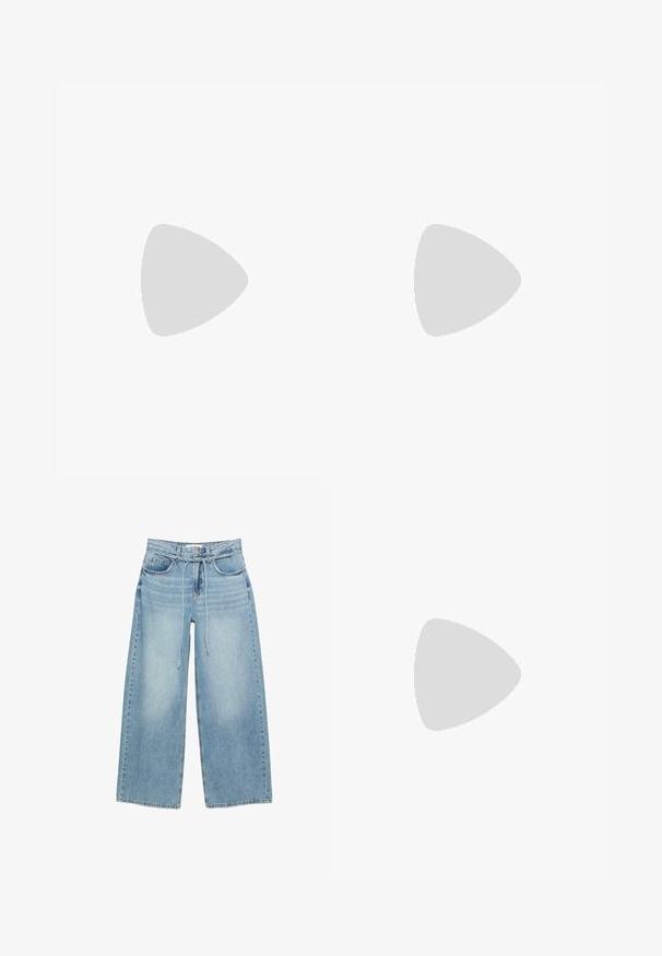 Polo shirt blu con design a fantasia, maniche corte e colletto scuro; abbinato a pantaloni a fantasia coordinati. Tessuto morbido, vestibilità casual.; Jeans a gamba larga blu chiaro con vita alta, due tasche anteriori, chiusura con zip e cravatta in tessuto in vita. Texture denim classica.; Ballerine in pelle nera con punta arrotondata, design minimalista e un piccolo fiocco decorativo sul davanti. Texture liscia, suola bassa.; CHIMI CODE - Occhiali da sole - tortoise; Borsa hobo in pelle nera con una texture liscia, forma a mezzaluna e tracolla regolabile. Caratterizzata da una cerniera color oro e un design minimalista.