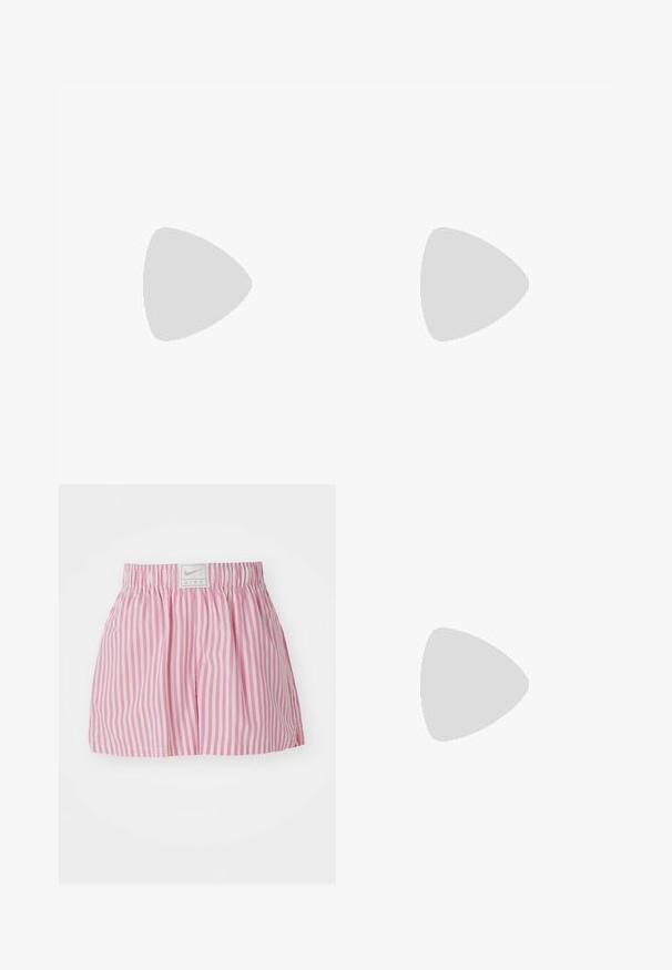 Cardigan rose côtelé à manches courtes et décolleté en V, avec cinq boutons blancs et une finition en dentelle le long de l'encolure et des manches.; Shorts rayés rose et blanc avec une taille élastique. Comprend une étiquette de logo à l'avant, fabriqués à partir de matériau léger.; Baskets de sport bleu clair avec des accents blancs, des panneaux texturés et une fermeture éclair. Dotées d'une semelle avec coussin d'air visible et d'une semelle en caoutchouc.; Lunettes de soleil rectangulaires noires avec des verres foncés. Monture en plastique épaisse, texture lisse et bords arrondis. Les branches élégantes s'étendent vers l'extérieur.