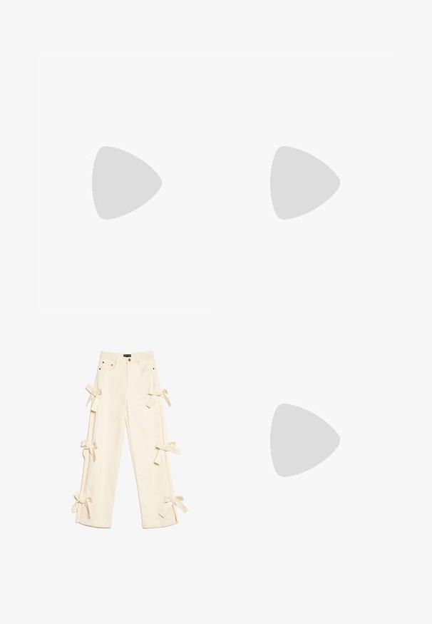 T-shirt rosa in cotone con collo rotondo, maniche corte e vestibilità oversize. Texture morbida e design semplice senza fantasie o accentuazioni.; Pantaloni ampi crema con vita alta, cinque tasche, bottone in metallo e fiocchi di stoffa annodati lungo entrambe le gambe.; Sandalo bianco con tacco alto, caratterizzato da un design a cinturini e un legaccio alla caviglia. Texture liscia con una piattaforma frontale per un'altezza aggiuntiva.; Borsa a tracolla nera in pelle con una forma curva, manico rimovibile e accessori dorati. La borsa presenta una patta con un dettaglio a fibbia.